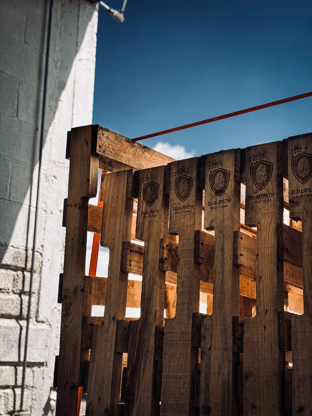 Tarimas de madera con logo Qualipath Solutions
